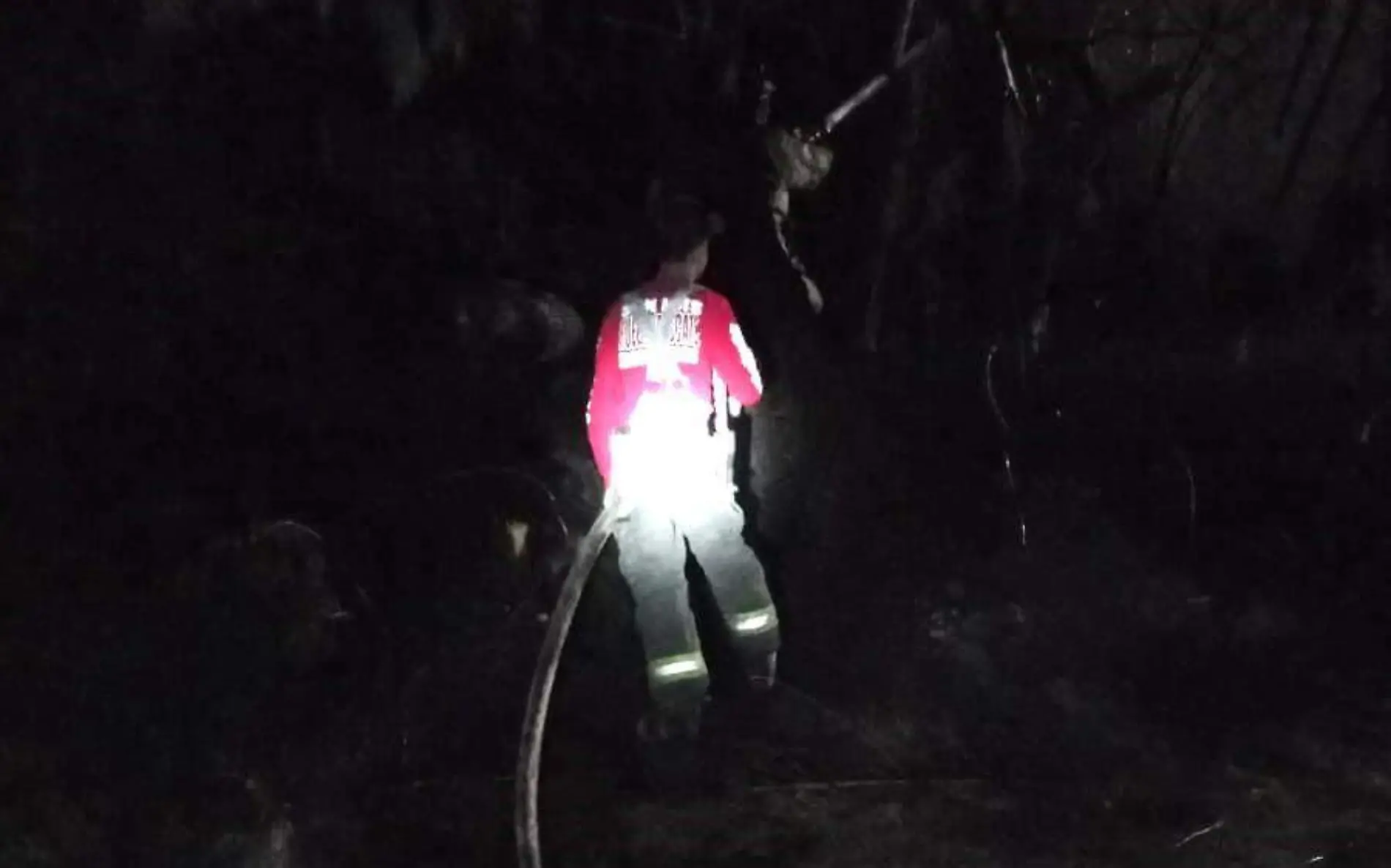 Bomberos, anoche apagaron incendio de maleza y árboles a la altura del canal Welton, por la carretera a la colonia Hidalgo